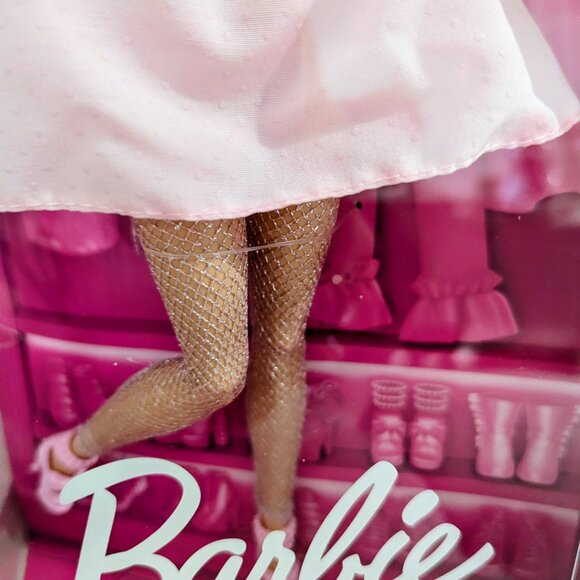 Deluxe Style Barbie (Midge) Fashion Doll - Picture 2 of 5